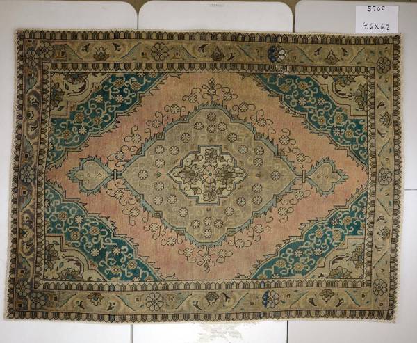 Rug#: 5762 Rug Size: 4.6 ft x 6.2 ft