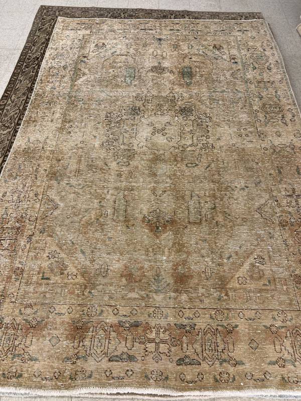 Rug Design: Tabriz Persian Rug#: 5391 Rug Size: 6.3 ft x9.6 ft