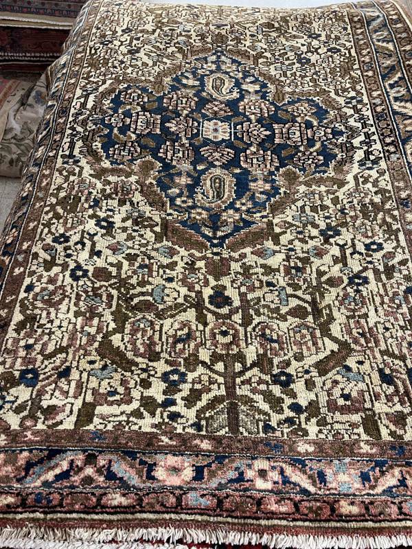 Rug Design: Bakhtiari Persian Rug#: 5489 Rug Size: 4.4 ft x 6.6 ft