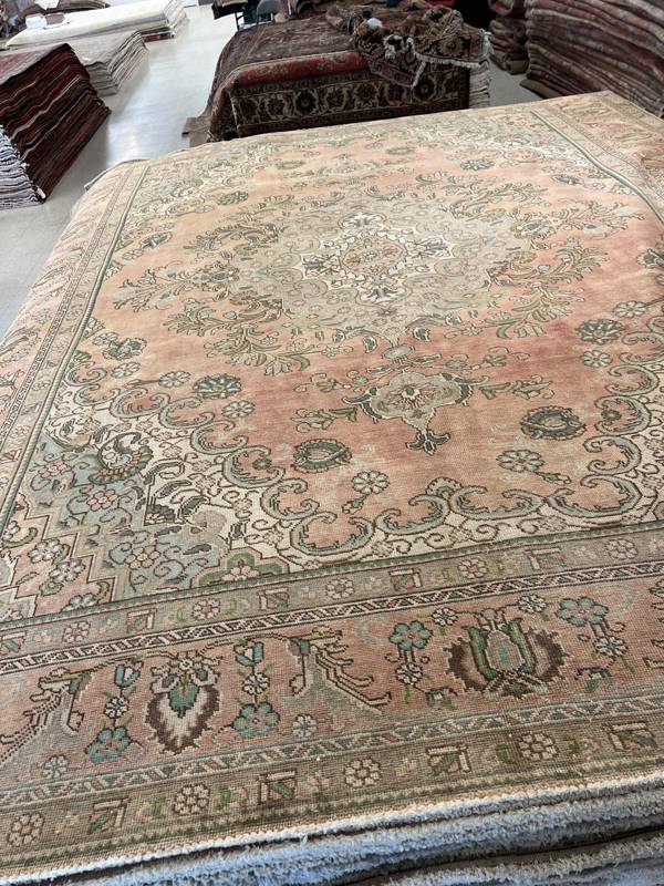 Rug Design: Tabriz Persian Rug#: 105241 Rug Size: 9.9 ft x 12.7 ft